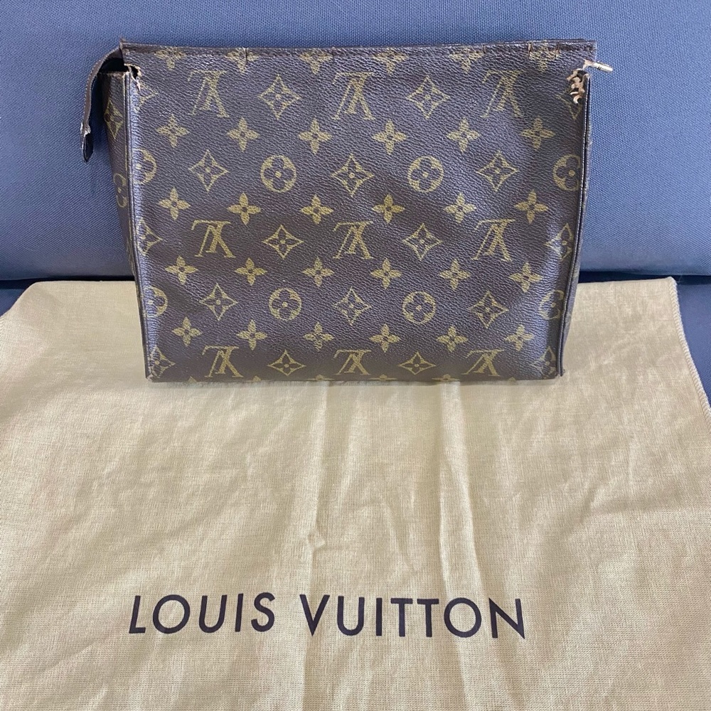 Authentic Louis Vuitton pochette 26 monogram vintage